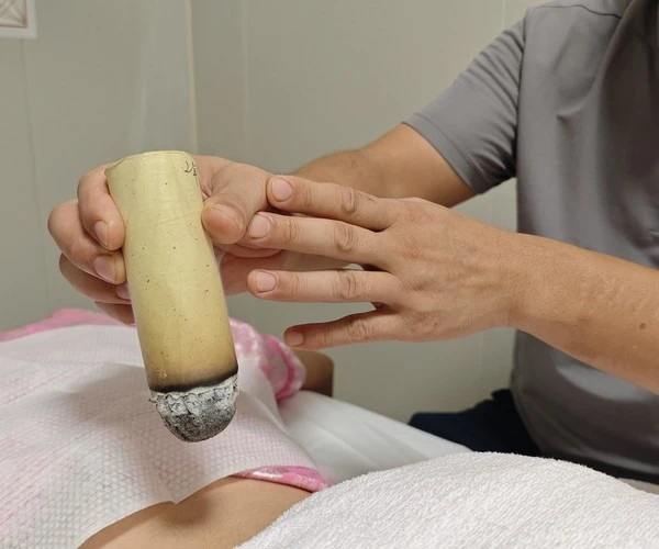 Moxibustion clinic / 艾灸诊室